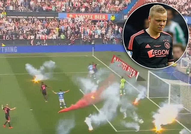 PEC Zwolle Tekuk Ajak 5-1 setelah Pelemparan Kembang Api